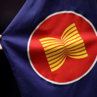 Ein Arbeiter passt am 28. Oktober 2021 in einem Versammlungssaal in Kuala Lumpur, Malaysia, eine ASEAN-Flagge an.