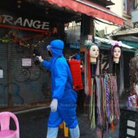 Ein Beamter sprüht Desinfektionsmittel entlang der Khao San Road, da einige Geschäfte nach einer Handvoll Covid-19 Fällen dort über die Neujahrsfeiertage geschlossen bleiben