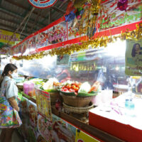 Ein Essensstand auf dem schwimmenden Markt Khlong Lat Mayom bietet eine Zuzahlung.