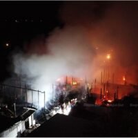 Ein Feuer rast am 7. Januar 2022 durch Holzkonstruktionen auf einem alten Markt in der nordöstlichen Provinz Nakhon Ratchasima