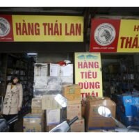 Ein Kunde verlässt ein Geschäft mit Konsumgütern in Hanoi, Vietnam