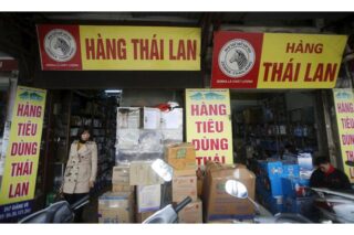Ein Kunde verlässt ein Geschäft mit Konsumgütern in Hanoi, Vietnam