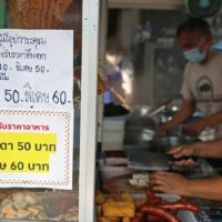 Ein Lebensmittelgeschäft in Bangkok weist am Mittwoch höhere Preise für Gerichte aus