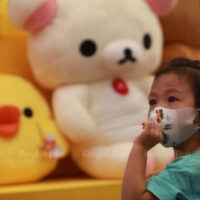Ein Mädchen besucht am Freitag eine Ausstellung zum Kindertag im Einkaufszentrum Seacon Square Bang Khae.