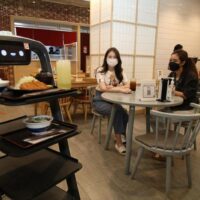 Ein Roboter serviert den Kunden im Restaurant Katsuya im Einkaufszentrum CentralWorld Gerichte