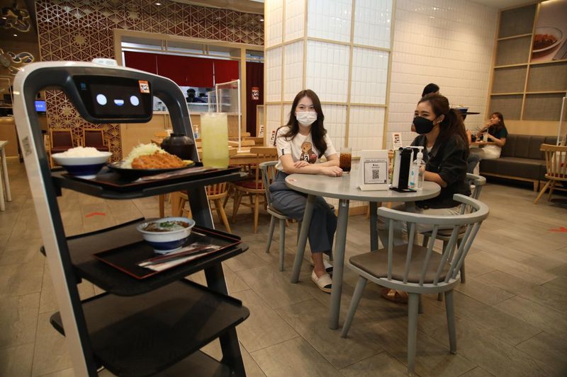 Ein Roboter serviert den Kunden im Restaurant Katsuya im Einkaufszentrum CentralWorld Gerichte