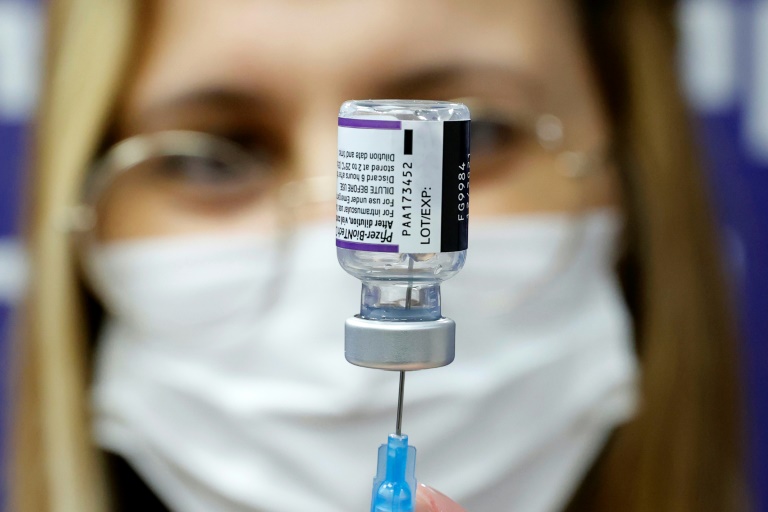 Ein Sanitäter bereitet eine Dosis Pfizer-Impfstoff vor, die im Dezember 2021 als vierte Impfung im Sheba Medical Center in Ramat Gan bei Tel Aviv verwendet werden soll.