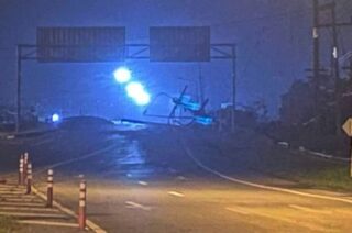 Ein Strommast auf der Thasab Brücke im Stadtteil Muang von Yala ist in der Nacht zum Freitag (31. Dezember) bei einer Bombenexplosion beschädigt worden