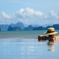 Ein Tourist genießt am 23. November 2020 vom Infinity Pool eines Resorts auf der Insel Ko Yao Yai in der Andamanensee den Blick auf die Hong Inseln