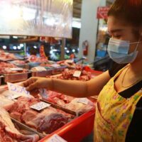Ein Verkäufer arrangiert letzten Dienstag verschiedene Schweinefleischstücke auf dem Pak Nam-Markt in Samut Prakan.