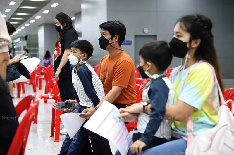 Eine Familie wartet am Samstag an der Bang Sue Grand Station in Bangkok auf einen Covid-19 Impfvorgang.
