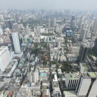 Eine Luftaufnahme von Hochhäusern im zentralen Geschäftsviertel von Bangkok