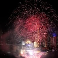 Feuerwerk erhellt die Nacht beim Amazing Thailand Countdown 2022 im Iconsiam in Bangkok am Silvesterabend.
