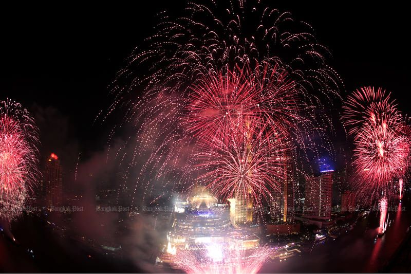 Feuerwerk erhellt die Nacht beim Amazing Thailand Countdown 2022 im Iconsiam in Bangkok am Silvesterabend.
