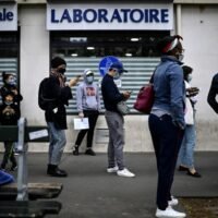 Frankreich meldete am Dienstag innerhalb von 24 Stunden 464.769 Fälle, eine Rekordzahl.