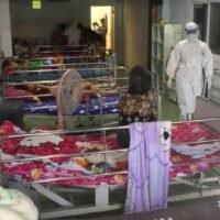 Gesundheitsbeamte führen am Mittwoch Covid-19 Tests an älteren Menschen durch, die zusammengepfercht in einem nicht lizenzierten Altenpflegezentrum in Bangkok aufgefunden wurden