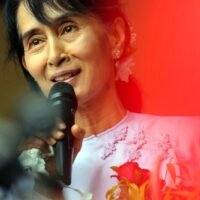 In diesem Aktenfoto vom 2. April 2021 wendet sich die Oppositionsführerin Aung San Suu Kyi in ihrem Hauptquartier der National League for Democracy (NLD) in Yangon an Journalisten und Unterstützer.