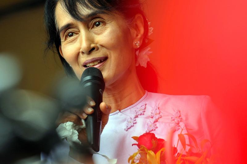 In diesem Aktenfoto vom 2. April 2021 wendet sich die Oppositionsführerin Aung San Suu Kyi in ihrem Hauptquartier der National League for Democracy (NLD) in Yangon an Journalisten und Unterstützer.