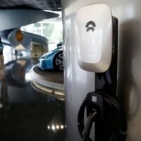 In einem Pekinger Showroom ist eine Ladestation für in China hergestellte Elektroautos von Nio zu sehen