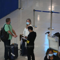 Internationale Passagiere warten bei ihrer Ankunft am Flughafen Suvarnabhumi auf einen Covid-19 Test