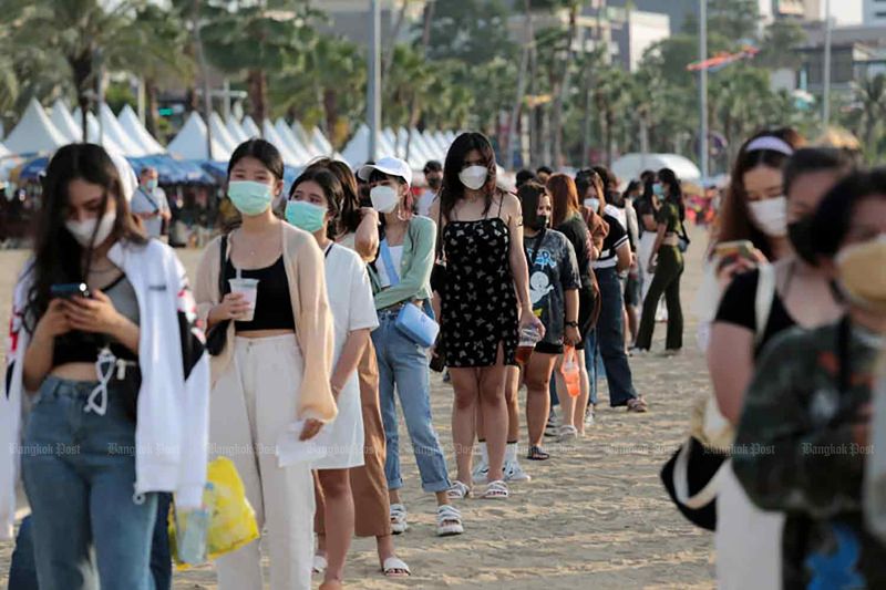 Jeder musste eine Gesichtsmaske tragen, als er sich anstellte, um das Pattaya Music Festival im November zu betreten. Die Anforderung kann gelockert werden