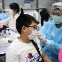 Kinder erhalten am Samstag in einem Impfzentrum an der Bang Sue Grand Station in Bangkok eine Auffrischungsdosis des Pfizer Impfstoffs.
