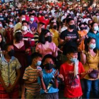 Menschen, die zum Schutz vor Covid-19 Gesichtsmasken tragen, nehmen am 24. Dezember 2021 an der Heiligabendmesse in Manila, Philippinen, teil
