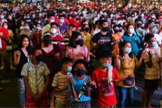 Menschen, die zum Schutz vor Covid-19 Gesichtsmasken tragen, nehmen am 24. Dezember 2021 an der Heiligabendmesse in Manila, Philippinen, teil