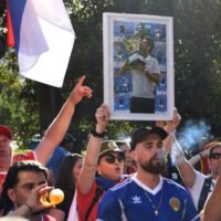 Mitglieder der örtlichen serbischen Gemeinde versammeln sich am Sonntag in Melbourne vor einem Regierungsgefängnis, in dem sich der Tennismeister Novak Djokovic aufhält.