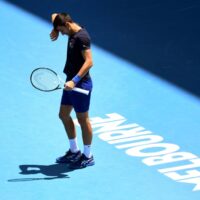 Novak Djokovic aus Serbien wischt sich während einer Trainingseinheit vor den Australian Open im Tenniszentrum Melbourne Park den Schweiß von der Stirn.