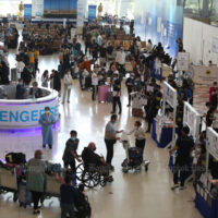 Passagiere werden bei ihrer Ankunft am Flughafen Suvarnabhumi einem Covid-19 Test unterzogen.