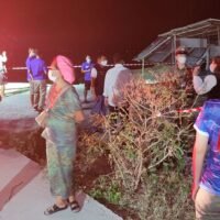 Polizei mit Bewohnern der Gemeinde am Kanal in Samut Prakan, wo am Donnerstagabend viele Häuser eingestürzt sind.