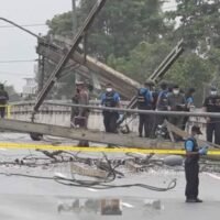 Polizei und Bombenentsorgungsbeamte inspizieren den Ort einer Bombenexplosion in Yala. Am 31. Dezember 2021 explodierten sechs Bomben in der südlichen Grenzprovinz