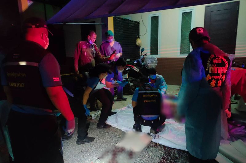 Polizei und Gerichtsmediziner inspizieren den Tatort im Distrikt Muang in Kanchanaburi nach einem Messerangriff auf zwei britische Männer