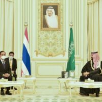 Premierminister Prayuth Chan o-cha, links sitzend, traf sich am 25. Januar während einer kürzlichen Reise nach Saudi-Arabien mit Seiner Königlichen Hoheit Prinz Mohammed bin Salman Al Saud