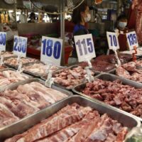 Schweinefleischprodukte zum Verkauf auf dem Si Mum Mueang Markt in Pathum Thani am Montag, als die Schweinefleischpreise zu steigen begannen.