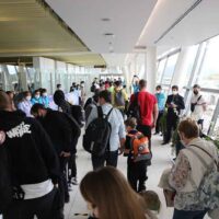 Touristen kommen im November am Flughafen Phuket an