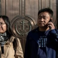 Xie Yang (rechts) hat zuvor Christen und Demokratieaktivisten verteidigt und die Öffentlichkeit hat seit seiner Festnahme letzte Woche nichts mehr von ihm gehört.