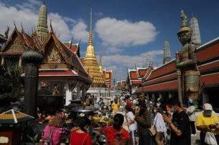 Zu Neujahr strömen die Menschen zum Großen Palast und zum Tempel des Smaragd-Buddha, um Verdienste zu machen und zu beten