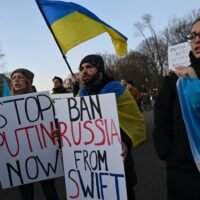 Aktivisten protestieren gegen die russische Invasion in der Ukraine und halten am Freitag bei einer Kundgebung gegenüber dem Weißen Haus in Washington ein