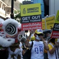 Aktivisten werden von Löwentänzern begleitet, als sie im November letzten Jahres die Silom Road entlangmarschieren, um Unterstützung für ein Verbot von Amnesty International Thailand zu erhalten