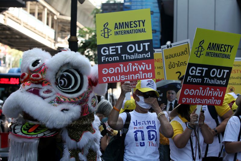 Aktivisten werden von Löwentänzern begleitet, als sie im November letzten Jahres die Unterstützung für ein Verbot von Amnesty International Thailand zu erhalten