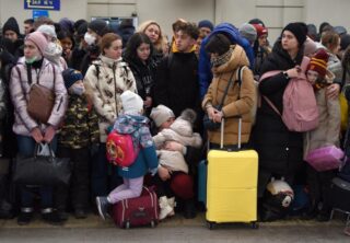Am Bahnhof der westukrainischen Stadt Lemberg warten Menschen am Samstag auf einen Zug nach Polen. (AFP-Foto)