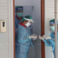 Angehörige der Gesundheitsberufe sind am Dienstag im Nopparatrajathanee Krankenhaus in Bangkok im Einsatz, um Covid-19 Patienten zu versorgen