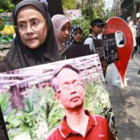 Angkhana Neelapaijit hält ein Bild ihres vermissten Mannes Somchai am 11. Jahrestag seines Verschwindens aus der Ramkhamhaeng Soi 69 im Jahr 2015, wo er zuletzt am 12. März 2004 gesehen wurde
