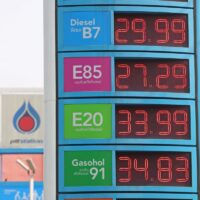 Anzeige der Kraftstoffpreise an einer PTT-Station am 8. Februar
