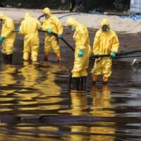 Arbeiter säubern am Samstag den ölverschmierten Strand von Mae Ramphueng in der Provinz Rayong.
