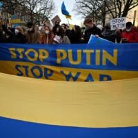 Öl übersteigt 100 US-Dollar, Häfen erholen sich, Aktien fallen, als Russland in die Ukraine einmarschiert