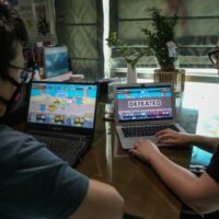 Axie Infinity ist ein Blockchain basiertes Play-to-Earn Spiel, das während der Covid-19 Pandemie in Entwicklungsländern wie den Philippinen immer beliebter wurde.