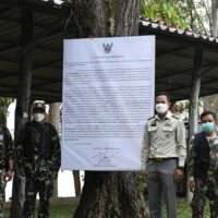 Beamte des Nationalparks haben am Freitag eine riesige Abrissanzeige im 20 Millionen Baht Resort von Patcharin Noranin angebracht